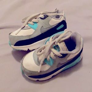 Kids sneakers size 6c